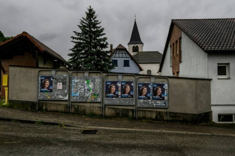 Des affiches électorales de la candidate Renaissance Valérie Hayer, dans la ville de  Wilwisheim, dans l'est de la France, le 17 mai 2024 ( AFP / JEFF PACHOUD )
