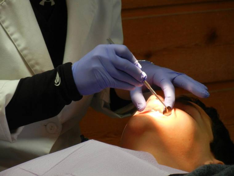 Emmanuel Macron pourrait étendre le « 100 % Santé » aux soins d’orthodontie. (Pixabay / mlarsson62)