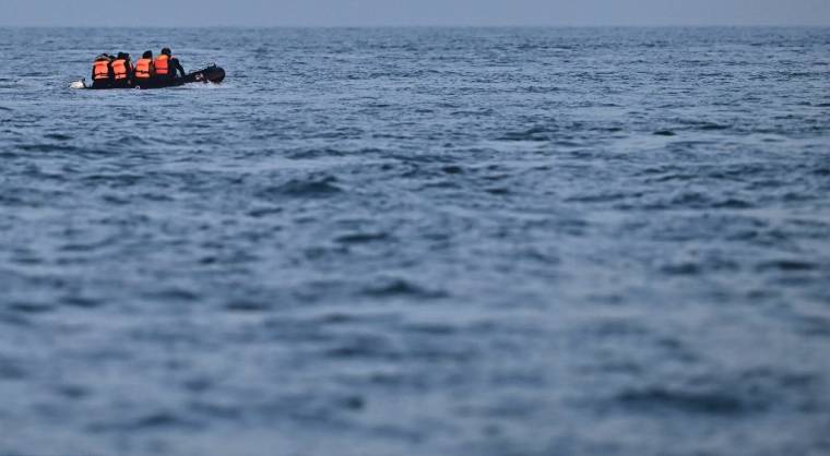 Illustration. Des migrants traversent la Manche à bord d'un bateau pneumatique, à destination de Douvres (sud de l'Angleterre). ( AFP / BEN STANSALL )