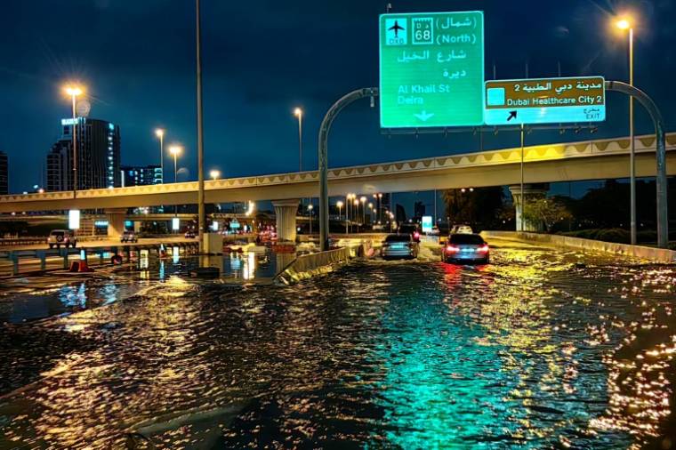 Une route inondée à Dubaï après des fortes pluies, le 17 avril 2024 ( AFP / Giuseppe CACACE )