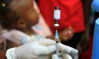 Une infirmière soudanaise prépare une dose de vaccin contre la rougeole et la rubéole, le 22 janvier 2024 à Gedaref, au Soudan ( AFP / - )