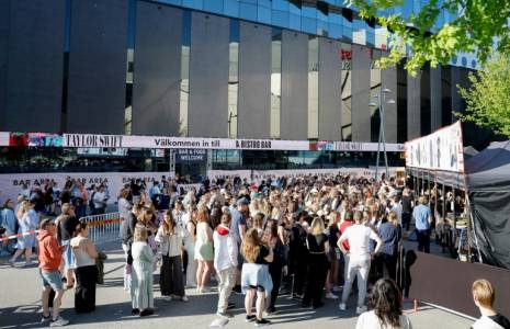 Des fans font la queue avant le concert de la chanteuse américaine Taylor Swift dans le cadre de sa tournée Eras Tour à Stockholm, le 17 mai 2024 en Suède ( TT News Agency / Christine Olsson/TT )