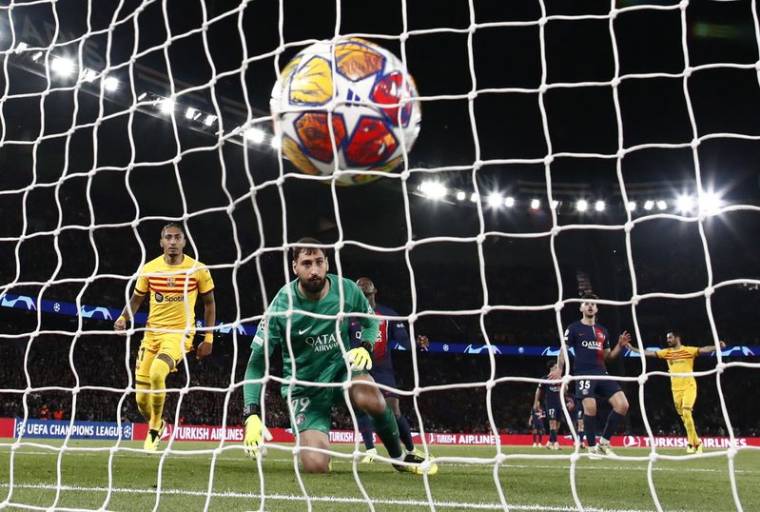 Raphinha du FC Barcelone marque un second but contre le joueur du Paris St Germain, Gianluigi Donnarumma, au Parc des Princes, Paris