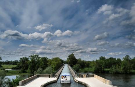 Un bateau de tourisme fluvial à l'hydrogène sur un canal, le 17 mai 2023 à Digoin, en Saône-et-Loire ( AFP / OLIVIER CHASSIGNOLE )