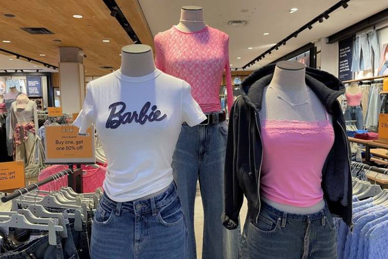 Des marchandises sur le thème de Barbie sont exposées dans un centre commercial de Glendale