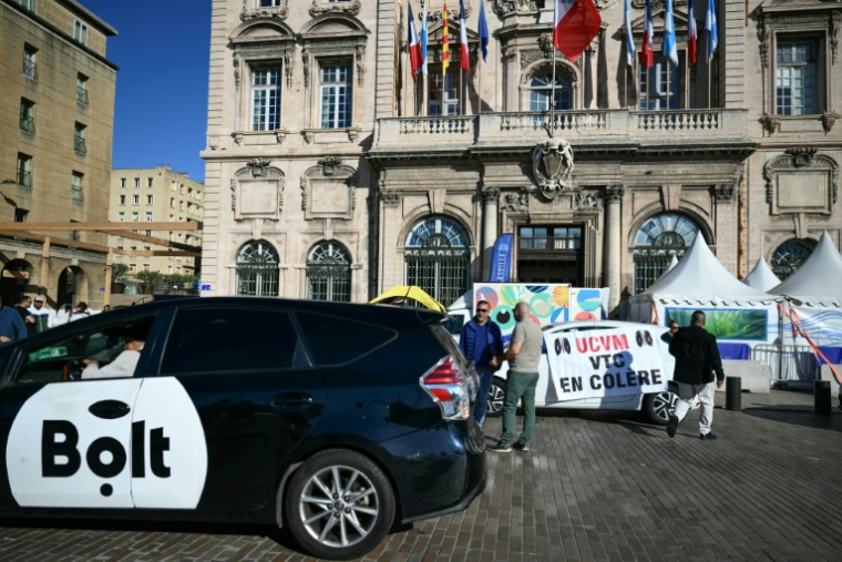 Les funérailles de Nessim Ramdane, chauffeur de VTC, le 8 octobre 2024 à Marseille, victime collatérale du trafic de drogue, tué le 4 octobre par un adolescent engagé comme tueur à gages ( AFP / MIGUEL MEDINA )