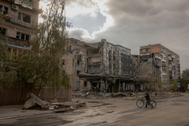 Un passant dans une rue de Pokrovsk, en Ukraine, le 15 octobre 2024 ( AFP / Roman PILIPEY )