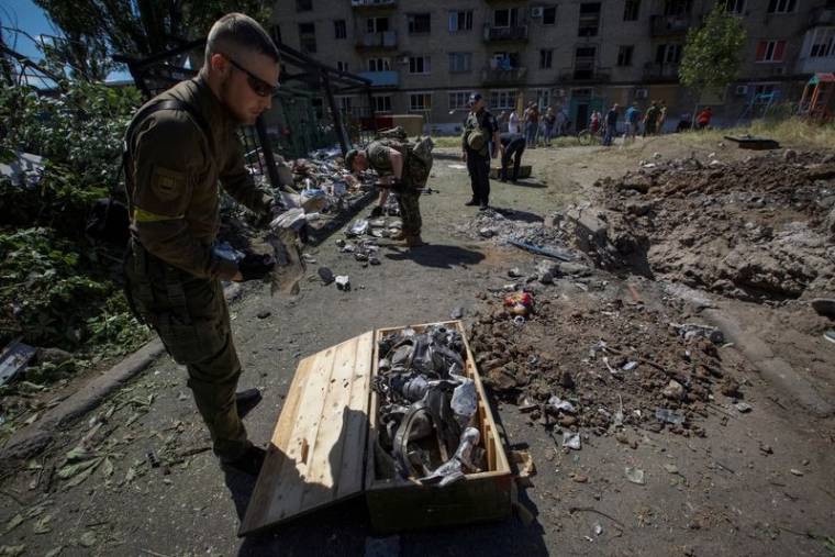 Des experts de la police travaillent après une frappe militaire à Kurakhove, en Ukraine