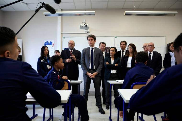 Gabriel Attal (C) et une brochette de ministres et d'élus rencontrent des jeunes au Parc Impérial High School pour les élèves difficiles à Nice, le 22 avril 2024 ( POOL / Valery HACHE )