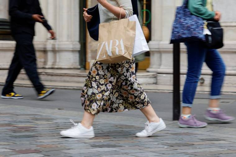 Une femme fait du shopping dans une rue de Paris