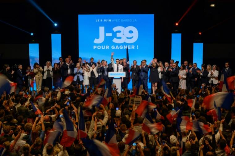 Le président du RN et tête de liste aux européennes, Jordan Bardella (c) et la cheffe de file des députés du Rassemblement national, Marine Le Pen (c,d) lors d'un meeting de campagne, le 1er mai 2024 à Perpignan, dans les Pyrénées-Orientales ( AFP / Ed JONES )