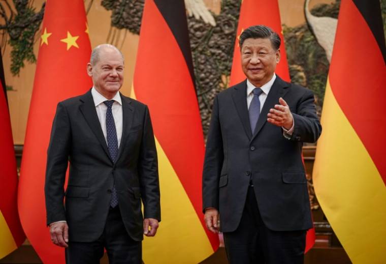 Le président chinois Xi Jinping  (G) accueille le chancelier allemand Olaf Scholz lors d'une visite de ce dernier à Pékin le 4 novembre 2022 ( POOL / Kay Nietfeld )