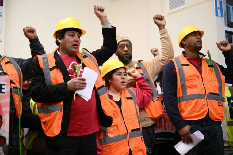 Des travailleurs immigrés rendent hommage aux victimes de l'effondrement du pont de Baltimore le 29 mars 2024 ( AFP / Mandel NGAN )