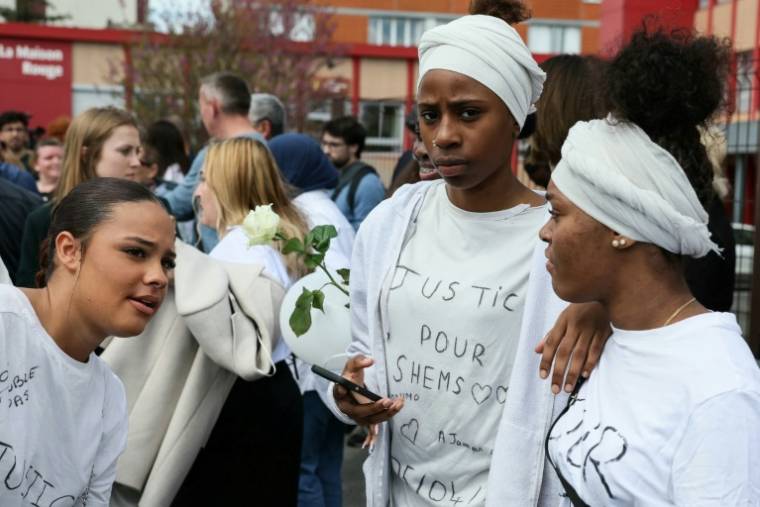Des participants à la marche blanche en mémoire de Shemseddine le 12 avril 2024 à Viry-Châtillon, en Essonne ( AFP / Alain JOCARD )