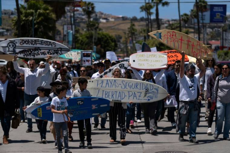 Des amateurs de surf protestent contre l'insécurité après la mort de deux Australiens et d'un Américain, à Ensenada, dans l'Etat de Basse-Californie, au Mexique, le 5 mai 2024 ( AFP / Guillermo Arias )