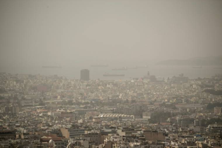 Athènes envahie par des nuages de poussières, le 27 mars 2024 ( AFP / Angelos TZORTZINIS )