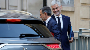 Le député Laurent Wauquiez (d) et le sénateur Bruno Retailleau, chefs des groupes parlementaires LR, à leur sortie de l'hôtel Matignon, à Paris, le 19 septembre 2024 ( AFP / Ludovic MARIN )