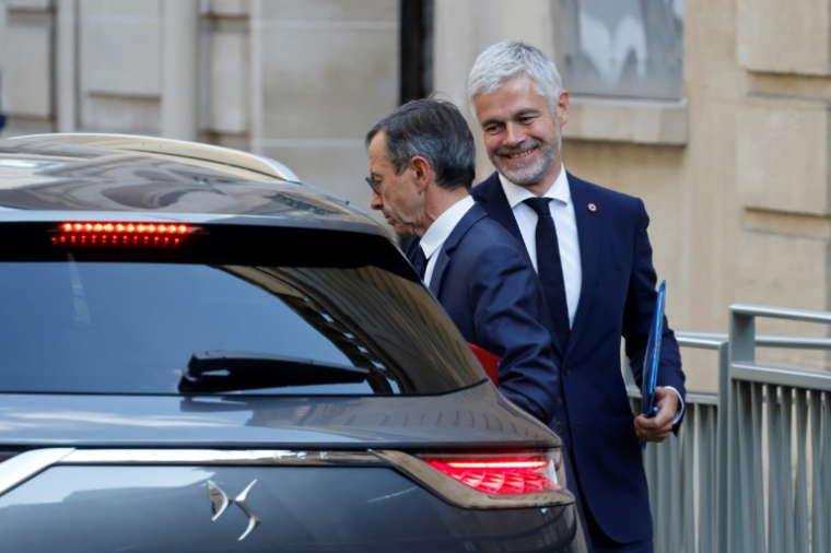 Le député Laurent Wauquiez (d) et le sénateur Bruno Retailleau, chefs des groupes parlementaires LR, à leur sortie de l'hôtel Matignon, à Paris, le 19 septembre 2024 ( AFP / Ludovic MARIN )