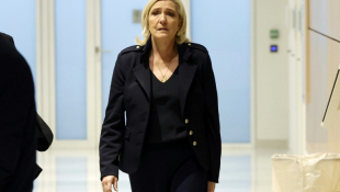 La cheffe de file du Rassemblement national (RN) Marine Le Pen au tribunal de Paris pour le procès sur les assistants parlementaires du RN, le 13 novembre 2024 ( AFP / GEOFFROY VAN DER HASSELT )