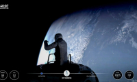 Image de la retransmission vidéo de la mission Polaris Dawn de SpaceX montrant le milliardaire Jared Isaacman s'aventurer à l'extérieur du vaisseau pour la première sortie spatiale privée, le 12 septembre 2024 ( Polaris Program / - )