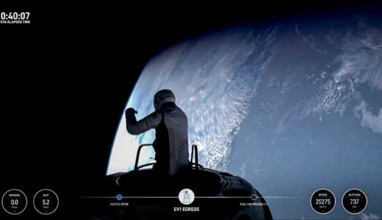 Image de la retransmission vidéo de la mission Polaris Dawn de SpaceX montrant le milliardaire Jared Isaacman s'aventurer à l'extérieur du vaisseau pour la première sortie spatiale privée, le 12 septembre 2024 ( Polaris Program / - )