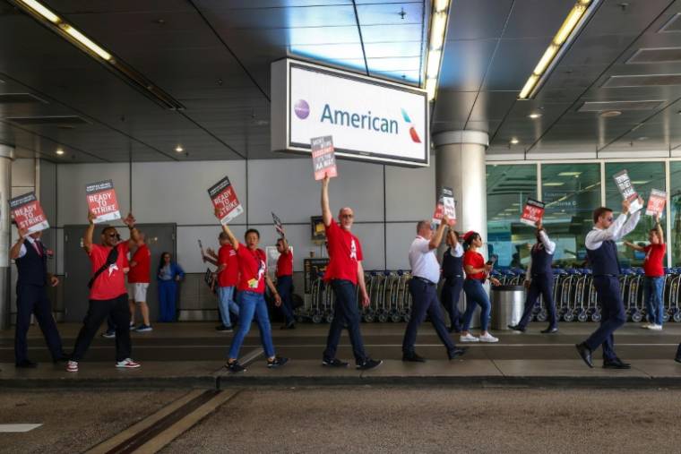 Manifestation d'hôtesses de l'air et stewards d'American Airlines, à l'aéroport de Miami (Floride) le 9 mai 2024 ( AFP / GIORGIO VIERA )