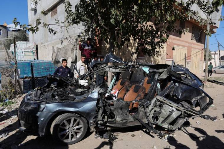 Une voiture détruite où deux journalistes palestiniens ont été tués lors d'une frappe israélienne, à Rafah, Gaza