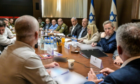 Cette photo, diffusée par le service de presse du gouvernement israélien, montre le Premier ministre Benjamin Netanyahu (5-D) présider la réunion du cabinet de sécurité qui a approuvé l'accord sur un cessez-le-feu à Gaza, le 17 janvier 2025 ( GPO / Koby Gideon )