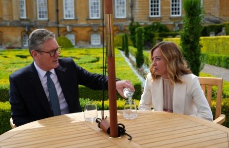 Le Premier ministre britannique Keir Starmer s'entretient avec la Première ministre italienne Giorgia Meloni, le 18 juillet 2024 à Woodstock, dans le sud de l'Angleterre ( POOL / Carl Court )