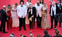 Le réalisateur américain Francis Ford Coppola (c) et les acteurs du film "Megalopolis" au 77e Festival de Cannes, le 16 mai 2024 ( AFP / Antonin THUILLIER )