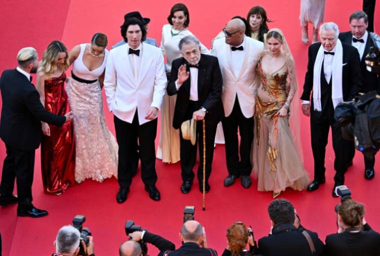 Le réalisateur américain Francis Ford Coppola (c) et les acteurs du film "Megalopolis" au 77e Festival de Cannes, le 16 mai 2024 ( AFP / Antonin THUILLIER )