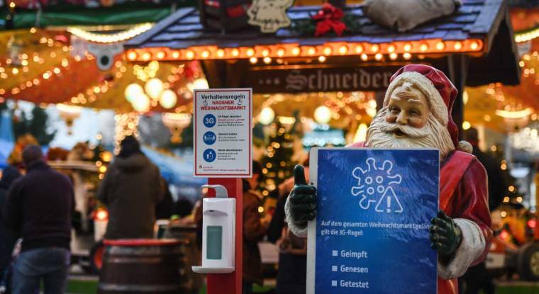 En Allemagne, seules les personnes vaccinées portant un masque ont accès aux marchés de Noël. (© I.Fassbender / AFP)