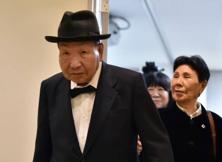 L'ancien boxeur professionnel Iwao Hakamada, à gauche, et sa soeur Hideko, à droite, le 25 novembre 2019 à Tokyo ( AFP / Kazuhiro NOGI )