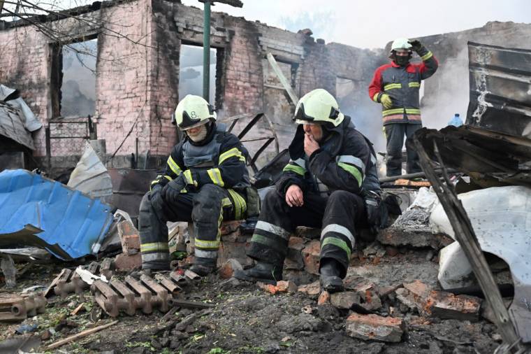 Des pompiers à Kharkiv, en Ukraine, le 21 mai 2024. ( AFP / SERGEY BOBOK )