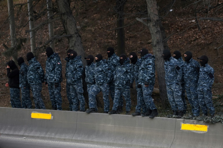 Des policiers antiémeute géorgiens positionnés à proximité d'une manifestation contre le gouvernement, le 2 février 2025 à Tbilissi  ( AFP / Giorgi ARJEVANIDZE )