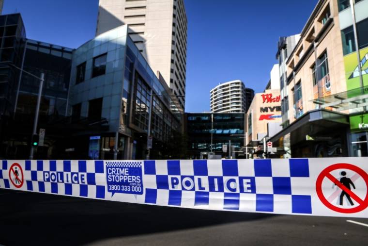 Périmètre de sécurité établi par la police autour du centre commercial de Sydney où une attaque au couteau a fait six morts, le 14 avril 2024 ( AFP / DAVID GRAY )