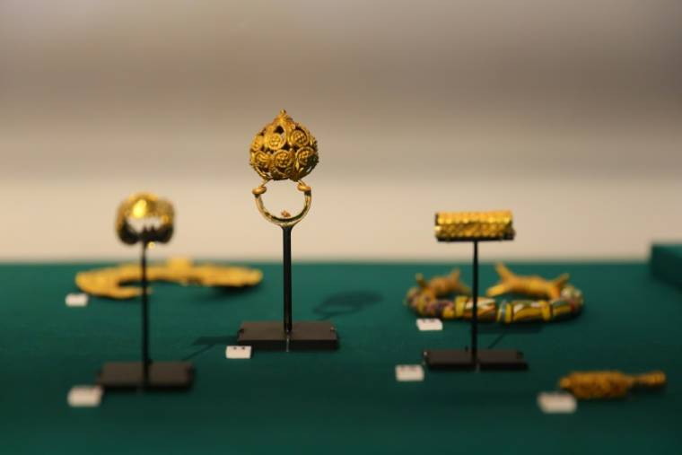 Des objets royaux, prêtés pour trois ans par le British Museum et le Victoria and Albert Museum (V&A), exposés au musée du palais de Manhyia, le 1er mai 2024 à Kuma, au Ghana ( AFP / Nipah Dennis )
