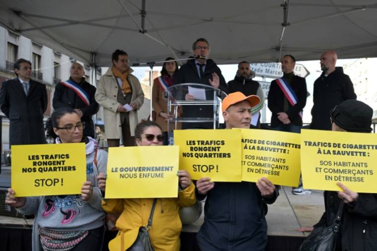 Des manifestants avec des affiches contre le trafic de cigarettes durant la conférence de presse de maires d'Ile-de-France contre ces nuisances le 22 avril 2024, à Pantin, en Seine-Saint-Denis ( AFP / Bertrand GUAY )