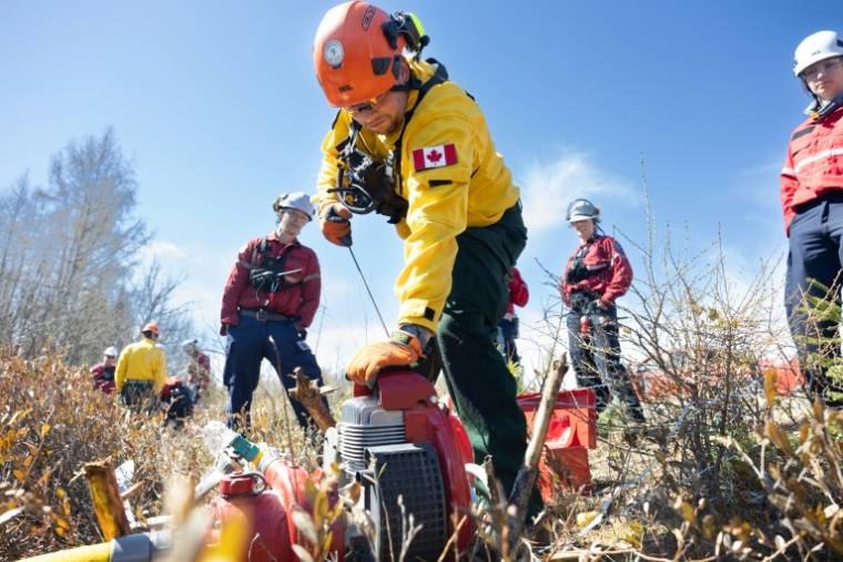 Un pompier de l'armée canadienne en formation avec la Société de protection des forêts contre le feu (Sopfeu), à la base militaire de Valcartier, près de la ville de Québec, le 1er mai 2024 ( AFP / Alexis Aubin )