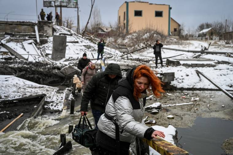 Des civils à Kiev, en Ukraine, le 1er mars 2022. ( AFP / ARIS MESSINIS )