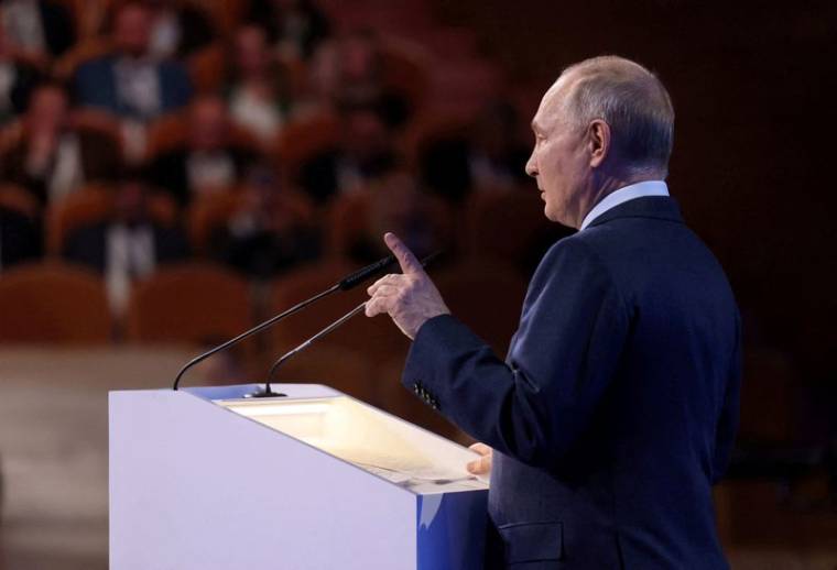 Le président russe Poutine participe au forum de l'Union des industriels et des entrepreneurs