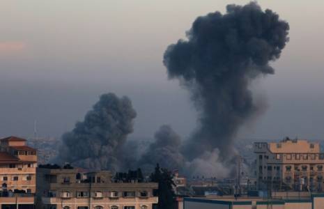 Une colonne de fumée s'élève au-dessus de la ville de Rafah, dans le sud de la bande de Gaza, après une frappe israélienne, le 3 décembre 2023   ( AFP / SAID KHATIB )