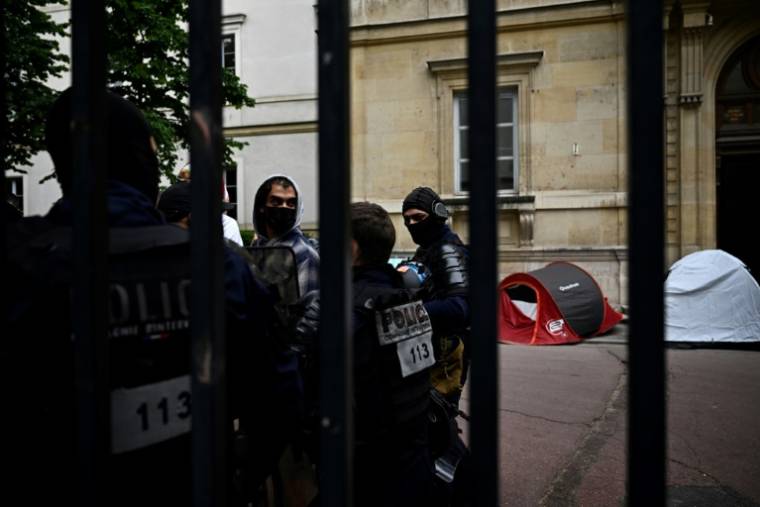 Des policiers procèdent à l'évacuation de militants propalestiniens qui occupaient des locaux de l'école normale supérieure (ENS), le 26 mai 2024 à Paris   ( AFP / JULIEN DE ROSA )
