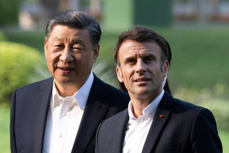 Les présidents chinois Xi Jinping et français Emmanuel Macron, le 7 avril 2023 à Canton, dans le sud de la Chine ( POOL / Jacques WITT )