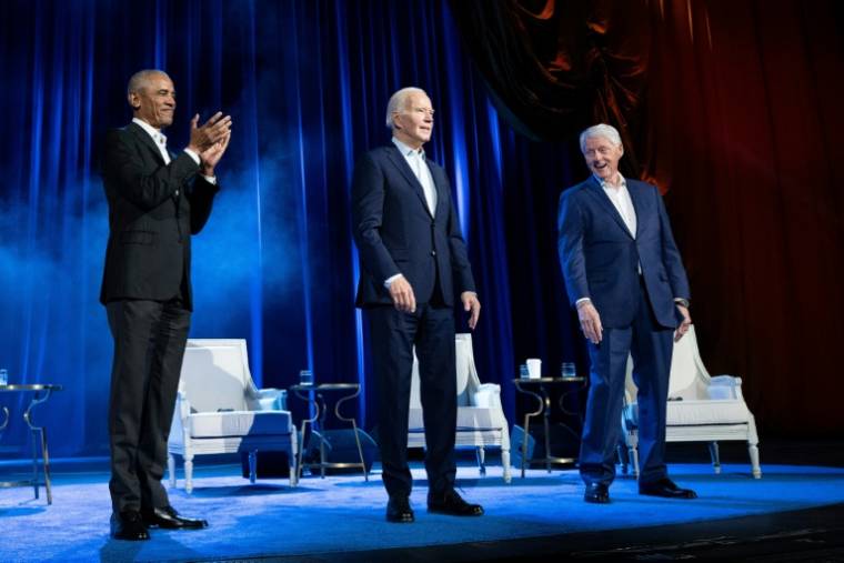 Le président américain Joe Biden entouré de ses prédécesseurs démocrates Barack Obama et Bill Clinton, le 28 mars 2024 à New York pour une soirée de levée de fonds ( AFP / Brendan Smialowski )