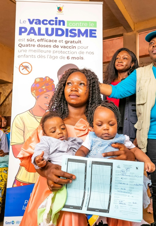 Noah Ngah (g), premier nourrisson à recevoir le vaccin contre le paludisme, et sa sœur jumelle, Judith Ndzie, dans un hôpital de Soa, le 22 janvier 2024 au Cameroun  ( AFP / ETIENNE NSOM )