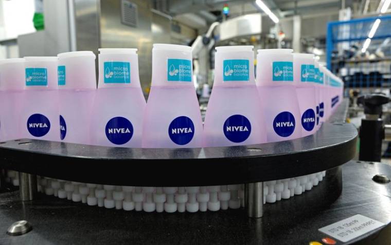 Des bouteilles Nivea sur une chaîne de production dans l'usine de la société allemande de soins personnels Beiersdorf à Hambourg