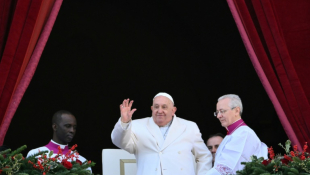 Le pape François salue les fidèles depuis le balcon principal de la basilique Saint-Pierre après avoir délivré son message Urbi et Orbi dans le cadre des célébrations de Noël, sur la place Saint-Pierre au Vatican, le 25 décembre 2024. ( AFP / Alberto PIZZOLI )