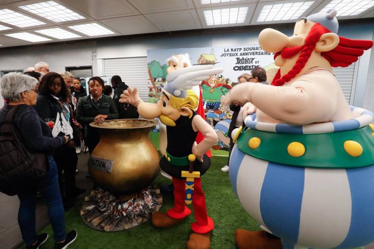 Astérix et Obélix le 9 octobre 2019 à Paris, à la station de métro Gare de Lyon. ( AFP / FRANCOIS GUILLOT )