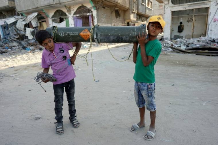 Des enfants portent une arme dans la bande de Gaza ( AFP / - )
